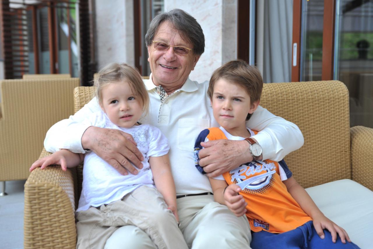 '17.06.2010., Maribor, Slovenija - Miroslav Ciro Blazevic na pripremama sa svojom Kineskom momcadi Shangai Shenhua.Mavie I Damijan Cirini unuci. Photo: Antonio Bronic/PIXSELL'