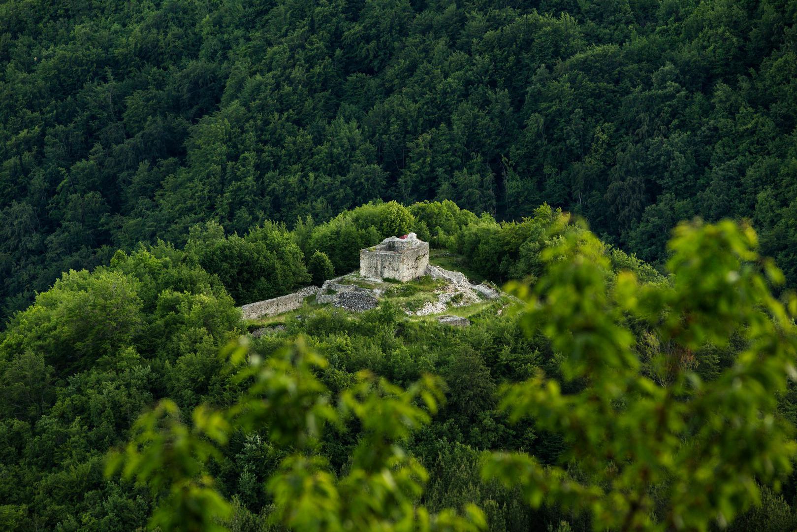 Od Starog grada Žumberka sačuvan je dio branič-kule, dio kule kod ulaza u utvrdu i dio zida. Pristupiti mu se može samo pješice, iz Kekića