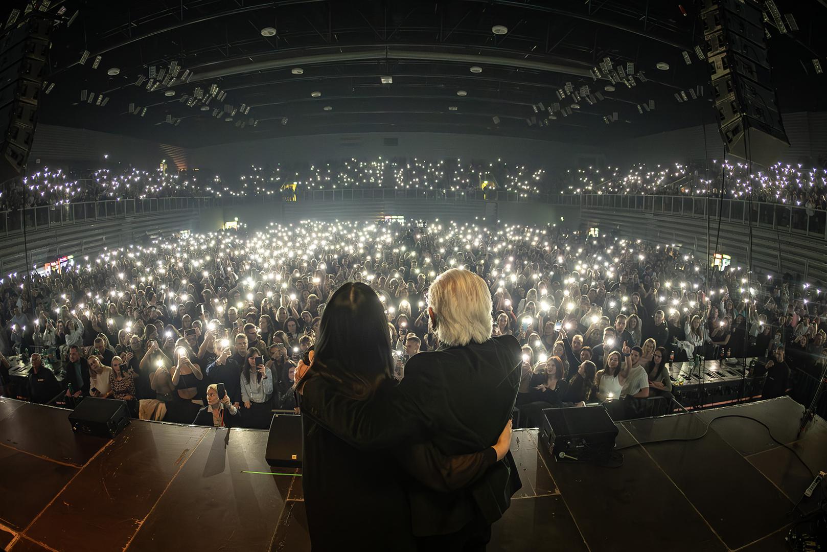 No, osim pjesmama, Samardžić je publiku oduševio i gostima iznenađenja. Tijekom večeri, na pozornici mu se pridružila makedonska kolegica Kaliopi, s kojom je pošle godine objavio duet 'Znam', kao i grupa Ljubavnici, s kojom je također prošle godine objavio pjesmu 'Tebi jedna, meni dvije'.