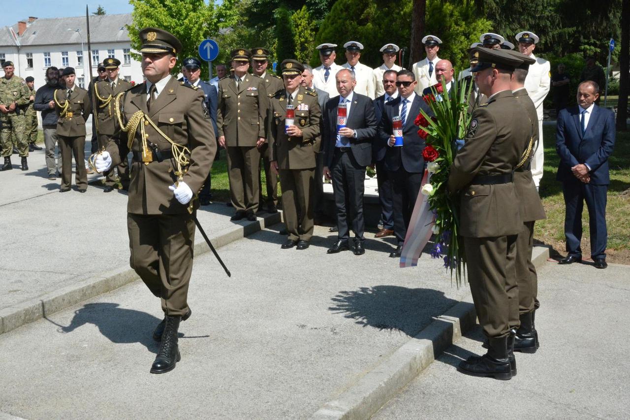 Otkriven spomenik Damiru Tomljanoviću - Gavranu