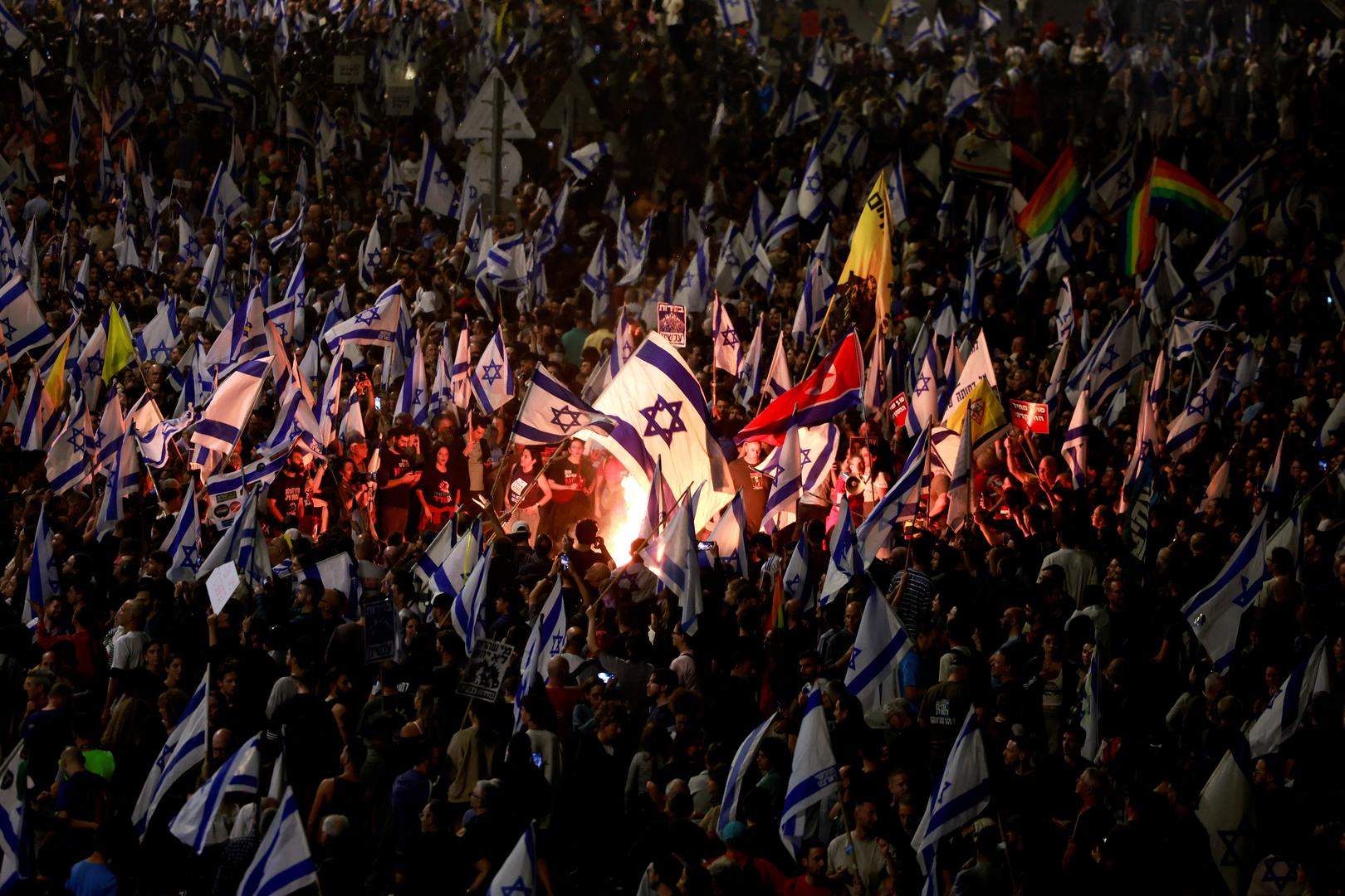 Israelis demonstrate after Israeli Prime Minister Benjamin Netanyahu sacked his defense minister, Yoav Gallant, citing lack of trust, in Tel Aviv, Israel November 5, 2024. REUTERS/Ammar Awad Photo: AMMAR AWAD/REUTERS