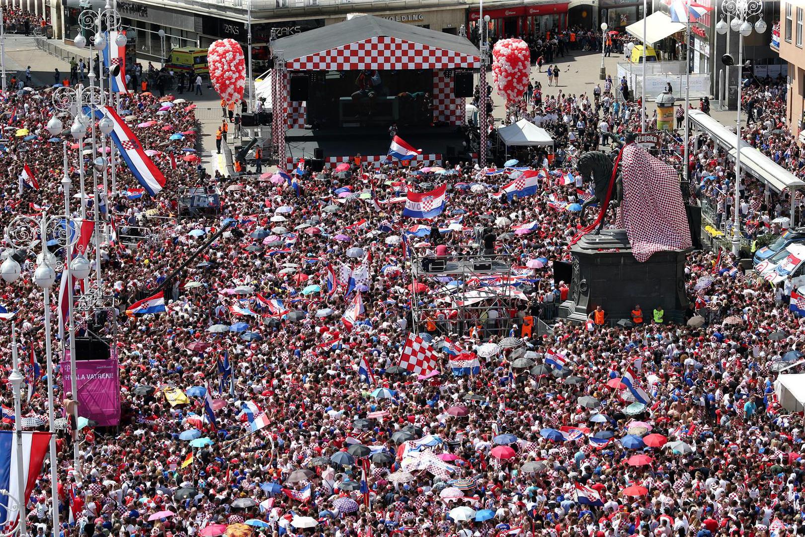 16.07.2018., Zagreb - Docek Vatrenih na sredisnjem gradskom trgu. Hrvatska nogometna reprezentacija osvojila je drugo mjesto na Svjetskom prvenstvu 2018. u Rusiji."nPhoto: Dalibor Urukalovic/PIXSELL 