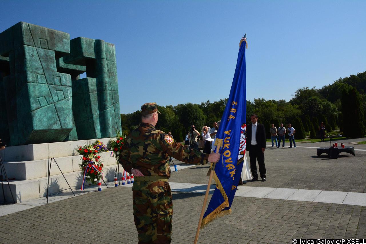 Vukovar: Polaganjem vijenaca na Memorijalnom groblju obilježen Dan vukovarskih branitelja