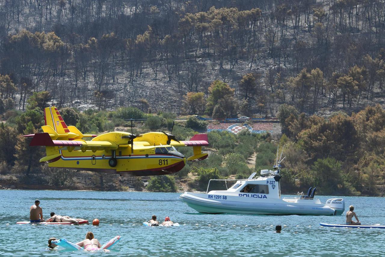 Piloti kanadera spretnim manevrima oduševljavali kupa?e u Grebaštici