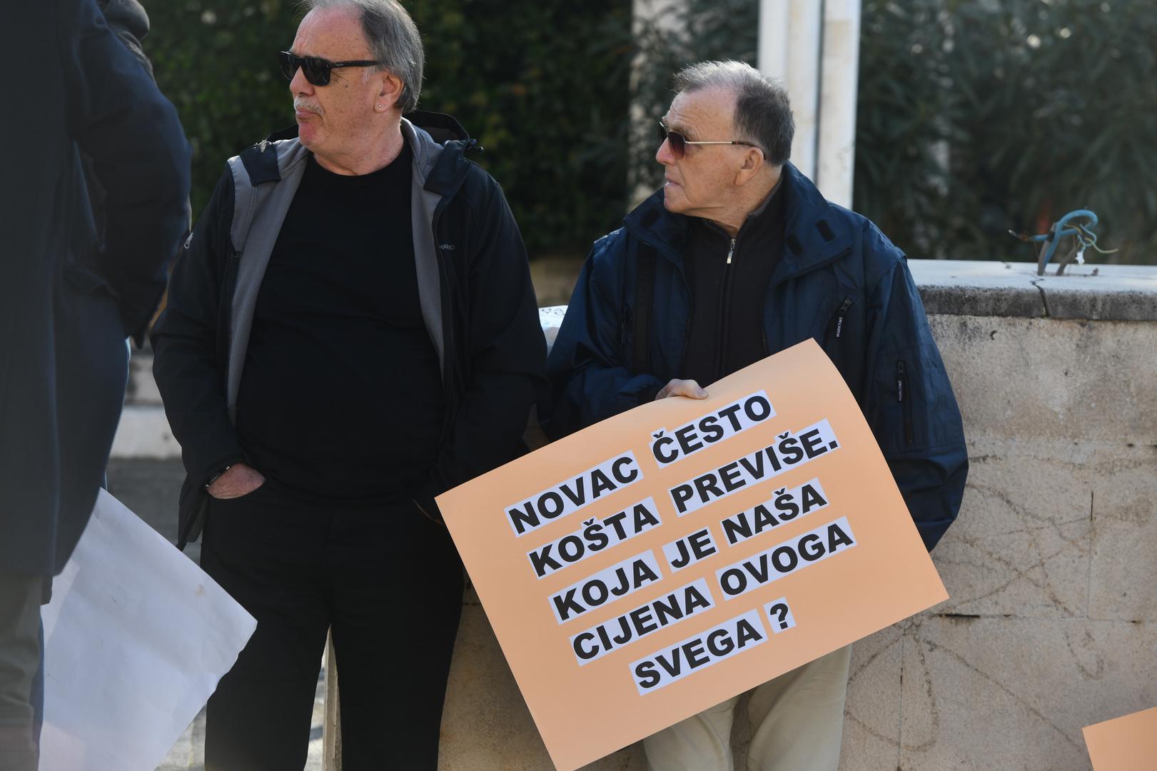 05.02.2024., Sibenik - Prosvjed mjestana Kaprija ispred gradske uprave u Sibeniku zbog novog brodskog trajektnog pristanista. Photo: Hrvoje Jelavic/PIXSELL