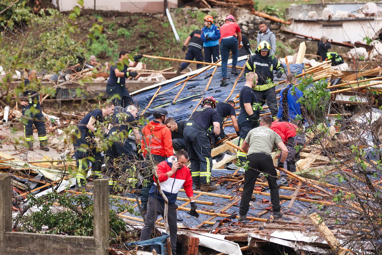 Najmanje 21 osoba izgubila je život u poplavama u BiH, započela potraga za nestalima 