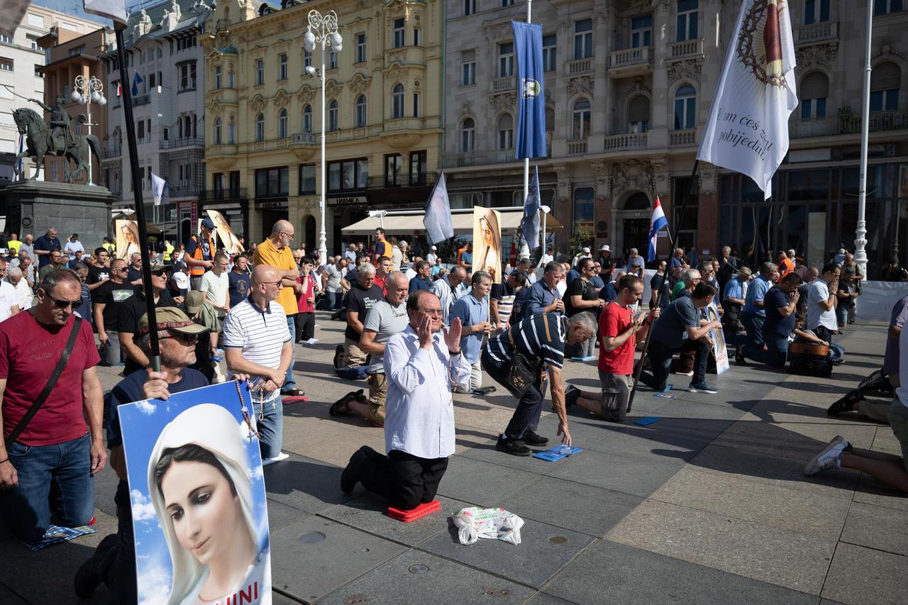 Zagreb: Molitelji se okupili na Trgu bana Josipa Jelačića