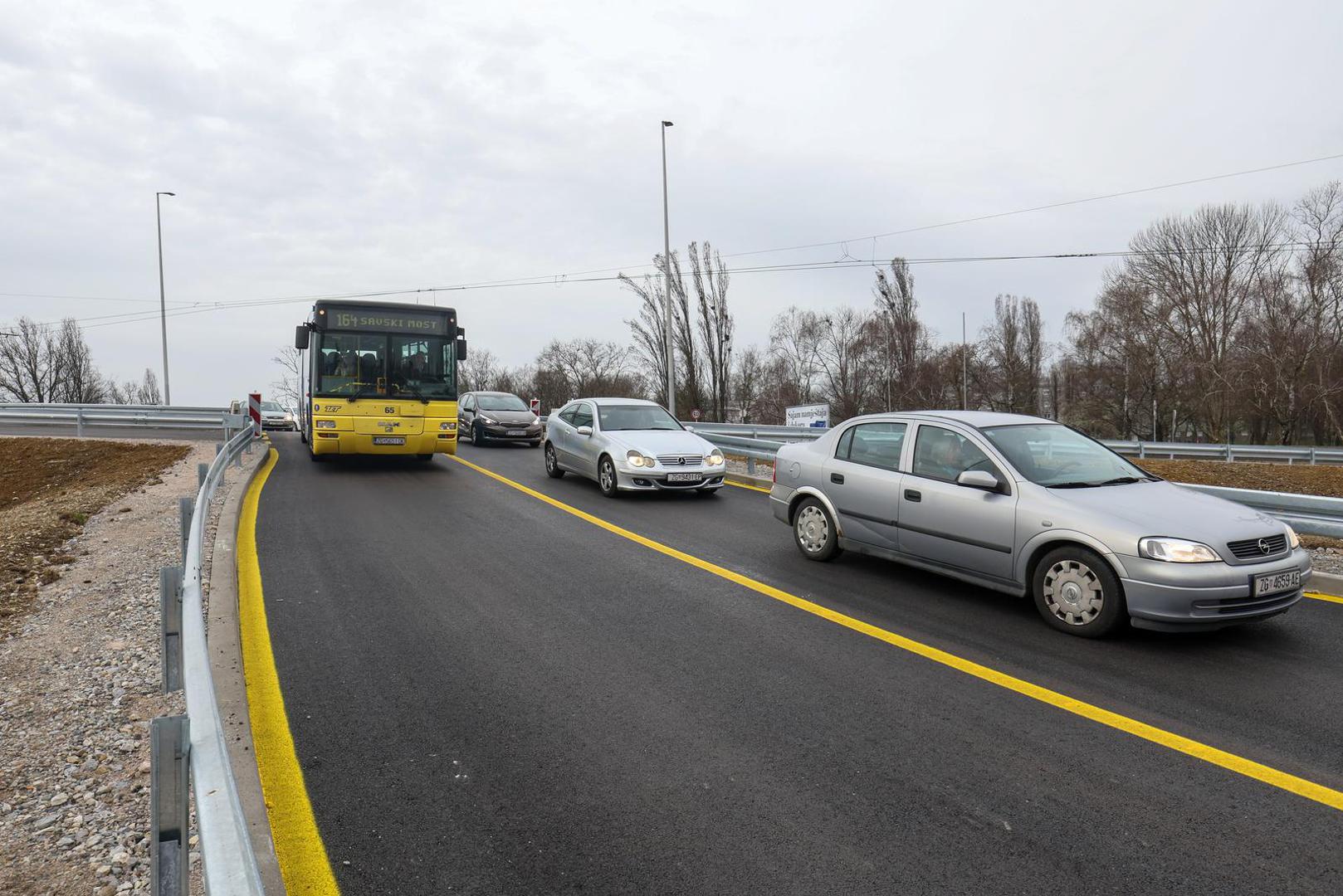 04.03.2024., Zagreb - Nova regulacija prometa radi radova sanacije prijelaznih naprava i izvanrednog odrzavanja Jadranskog mosta. Za vrijeme izvodjenja radova, za promet ce biti zatvoren istocni kolnik mosta, a sav promet odvijat ce se dvosmjerno po zapadnom kolniku, u dva prometna traka za svaki smjer. U zoni radova na Jadranskom mostu bit ce onemoguceno kretanje pjesaka i biciklista, koji ce biti preusmjereni preko starog Savskog mosta. Photo: Igor Kralj/PIXSELL