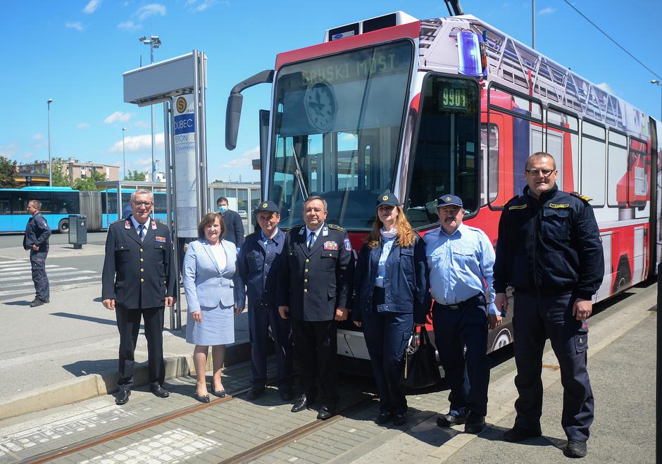 Zagreb: U čast vatrogascima u promet pušten posebno oslikan tramvaj