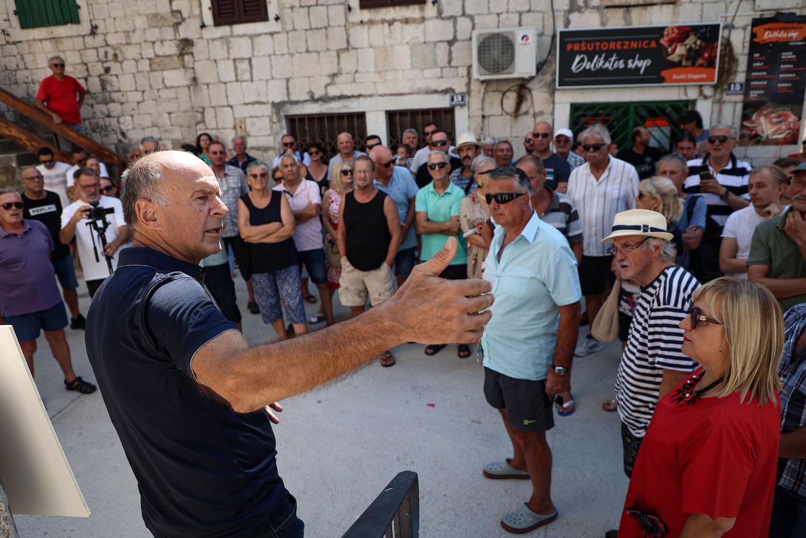 04.09.2024.,Kastel Luksic - Centar mjesta njihov trg takozvano Brce dobilo je novi sjaj i to betonski proti svega se mjestani obliznjih kamenih kuca bune. Mjestani moraju zvat konzervatore za svaku promjenu na vlastitoj kuci a onda im drzava unisti okucnicu. Photo: Ivana Ivanovic/PIXSELL