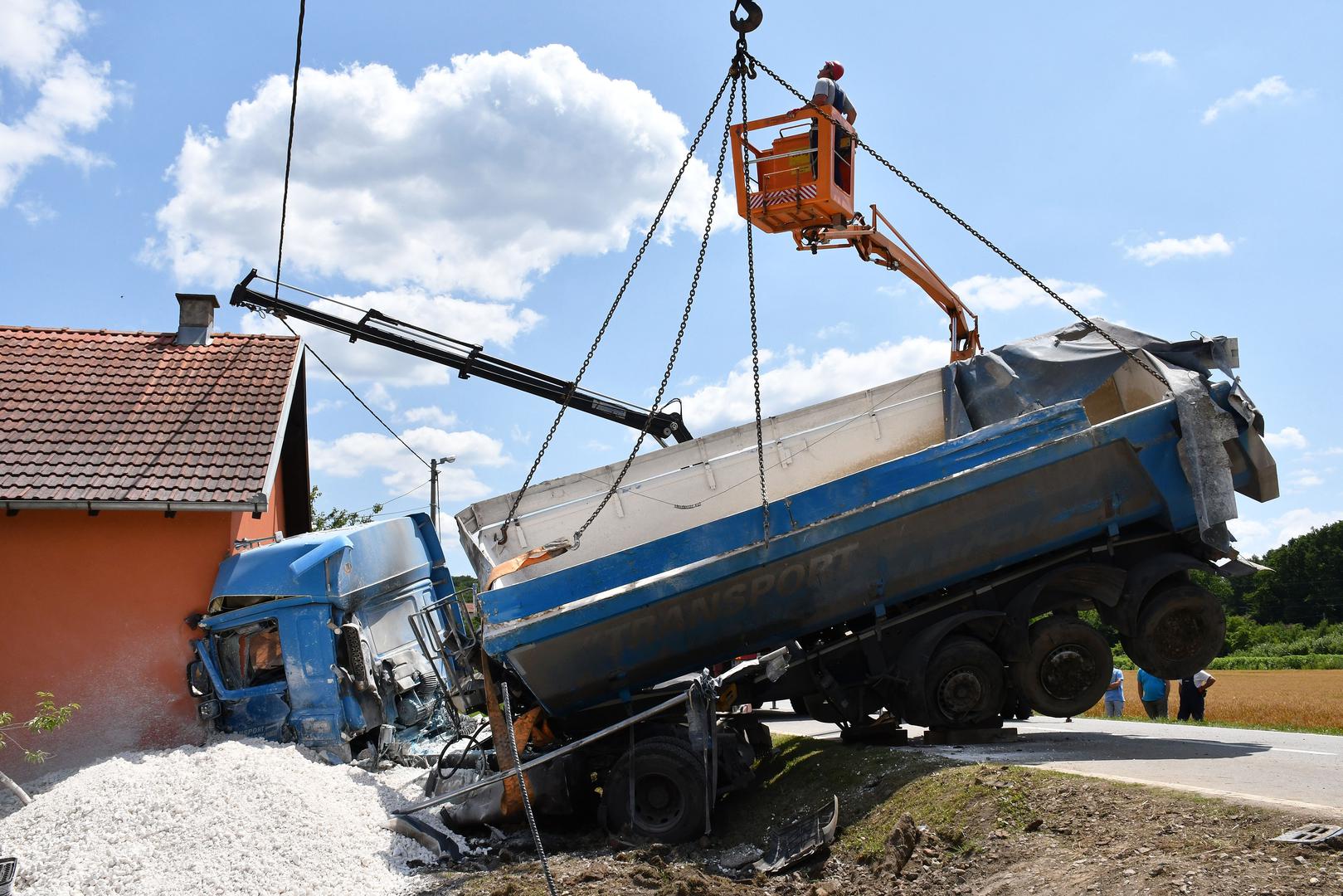 24.06.2020., Omanovac - U selu Omanovac pokraj Pakraca kamion natovaren vapnom zabio se u obiteljsku kucu. Vozac kamiona je zadobio teze ozljede i prevezen je u Opcu zupanijsku bolnicu Pakrac. U trenutku nesrece u kuci je bilo dvoje ukucana, sin i majka. Photo: Ivica Galovic/PIXSELL