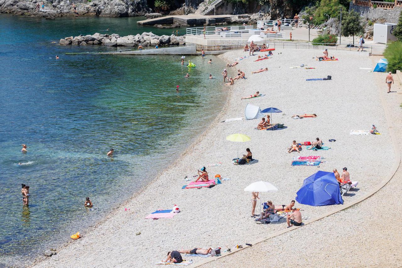 Rijeka: Sunčanje i kupanje na plaži Ploče