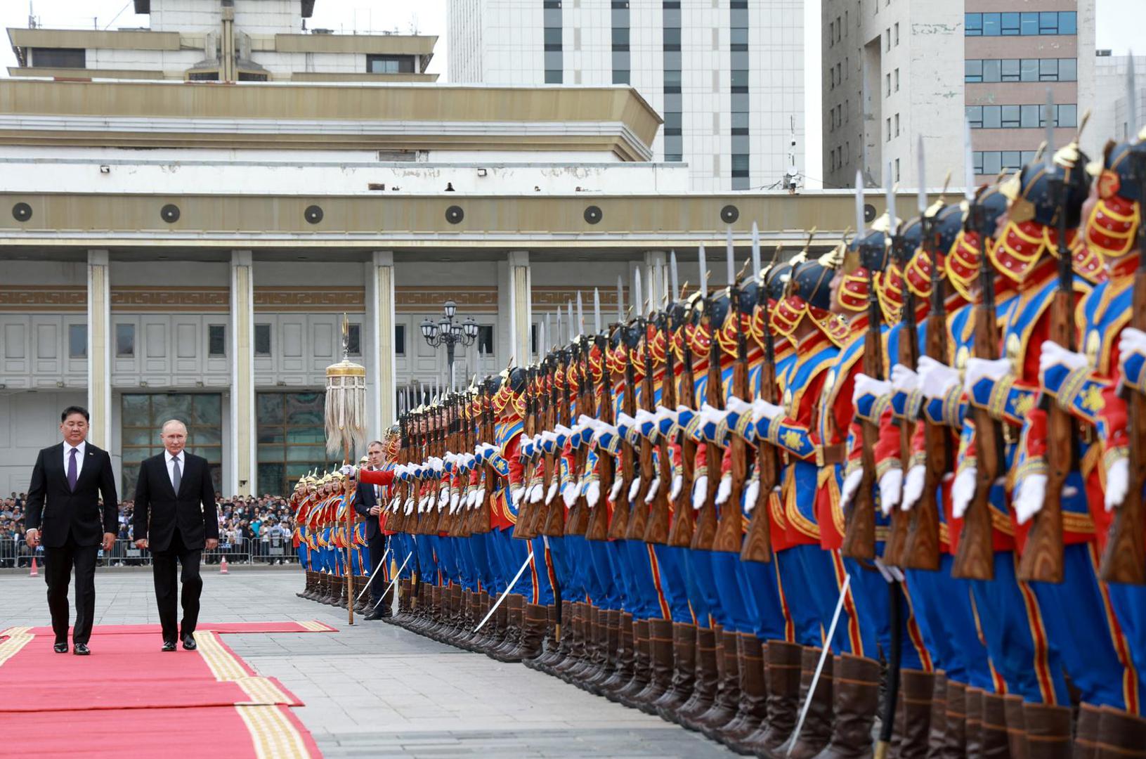 Stigao je limuzinom i pred vojskom u svečanim uniformama prošetao do palače.