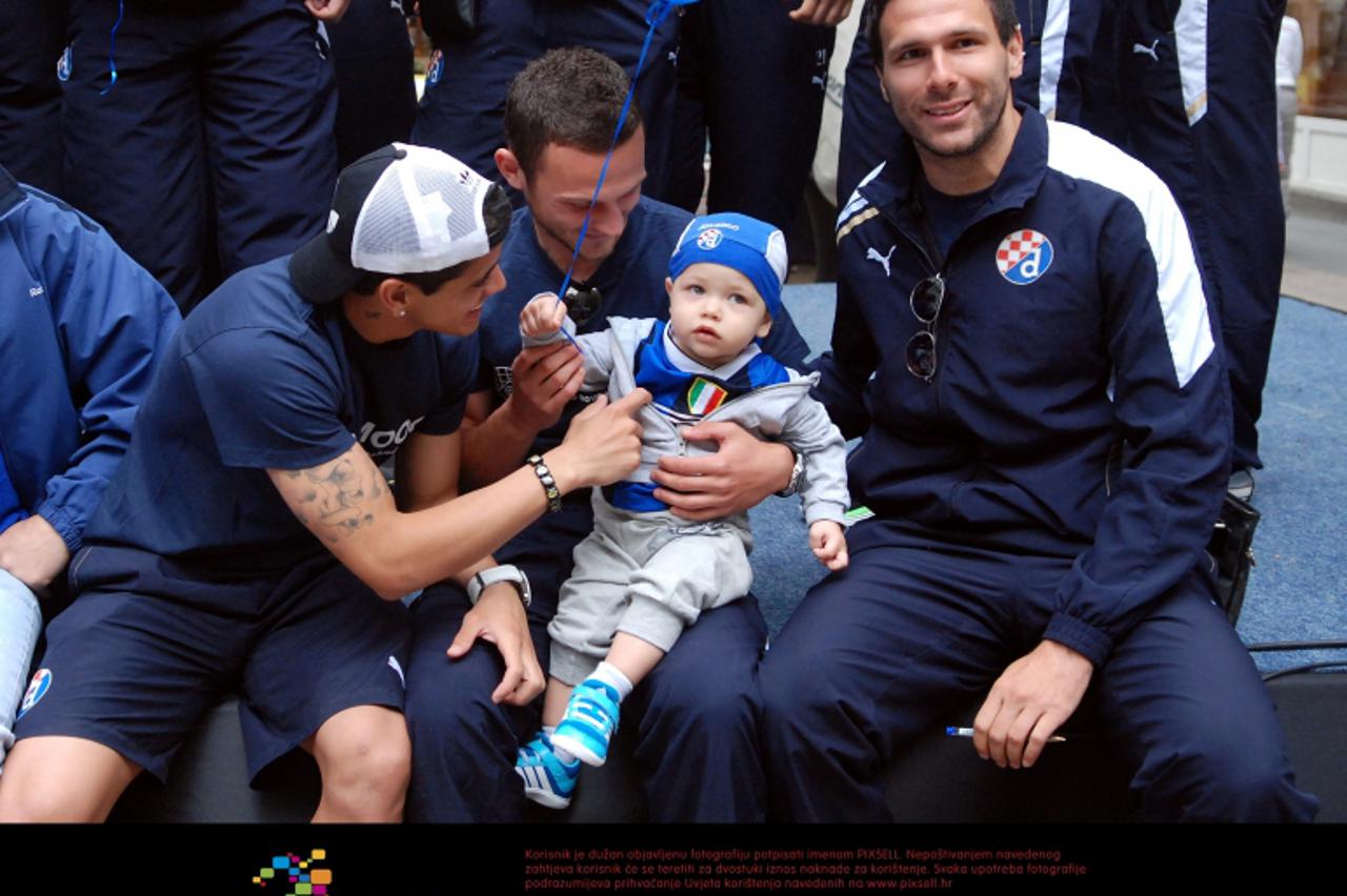 '06.05.2012., Zagreb - Druzenje igraca GNK Dinamo sa navijacima u Bogovicevoj ulici. Jerko Leko, Ivan Tomecak i Luis Ibanez.  Photo: Luka Stanzl/PIXSELL'