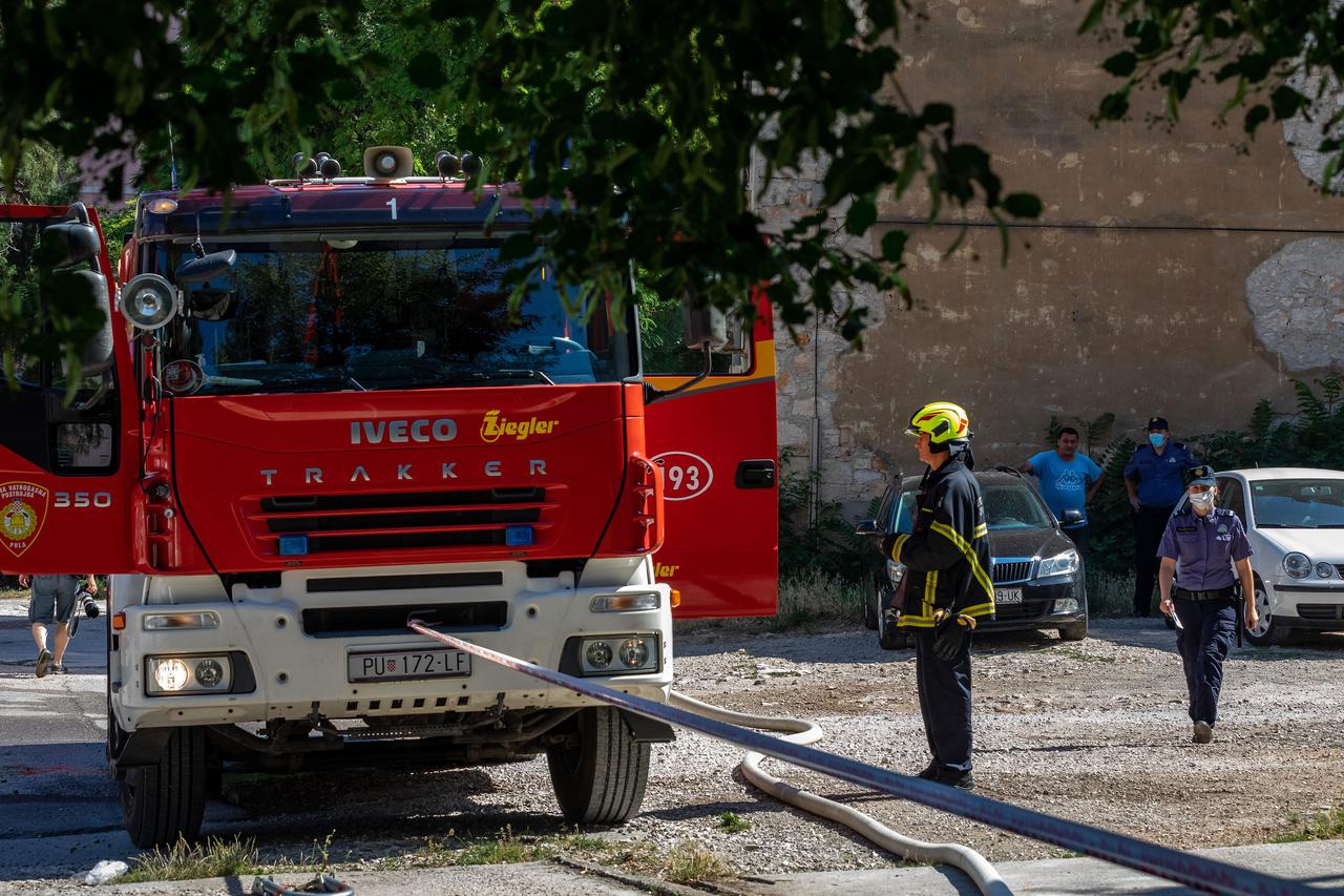 Pula: Vatrogasci gase požar na četvrtom katu u Tomasinijevoj ulici