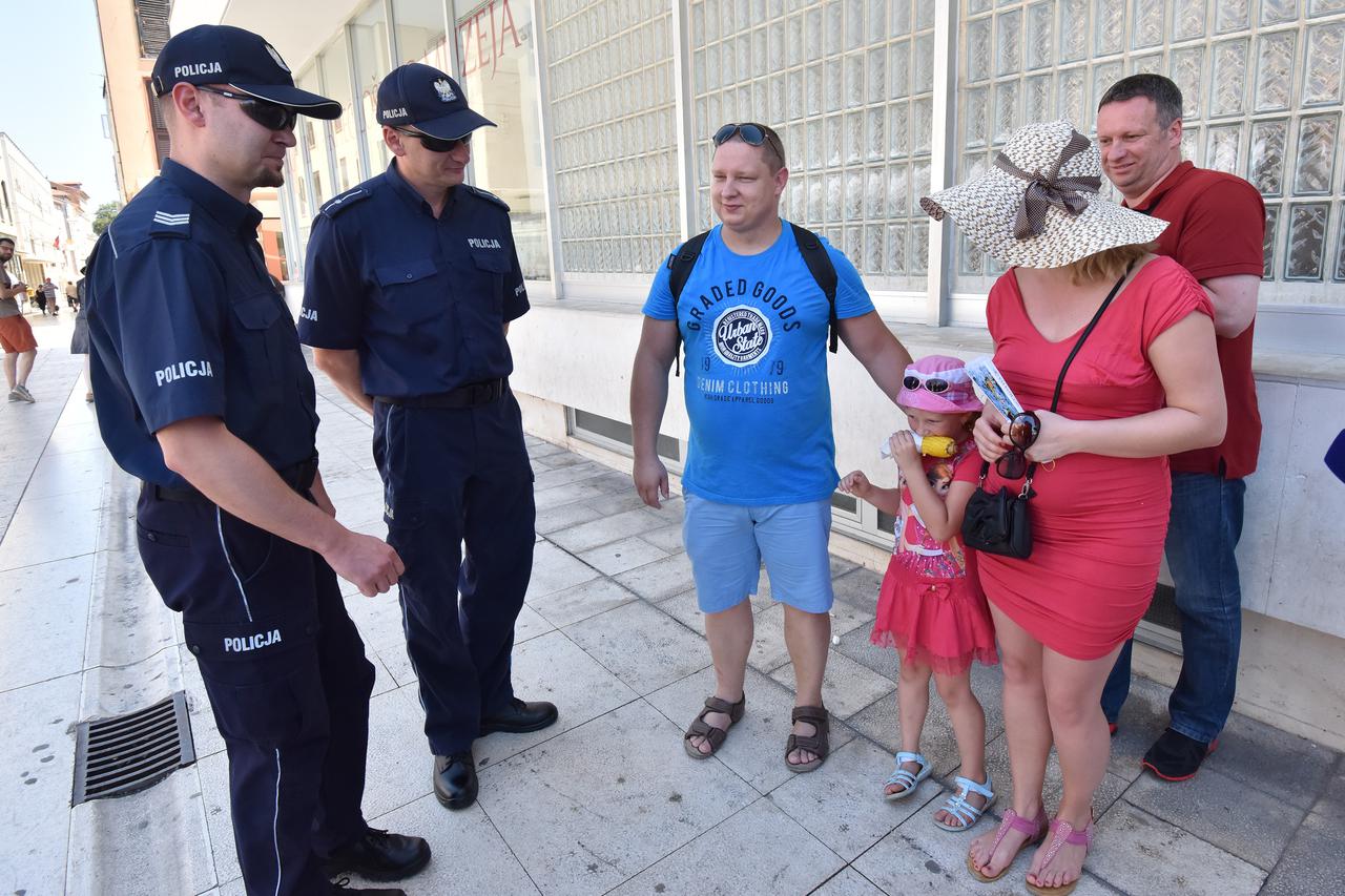 02.07.2015., Zadar - Hrvatskim policajcima i ove ce sezone pomagati kolege iz Poljske i Madjarske jer kako kazu iz policije,  turisti iz ovih zemalja pozitivno reagiraju kad vide poznate uniforme.   Photo: Dino Stanin/PIXSELL