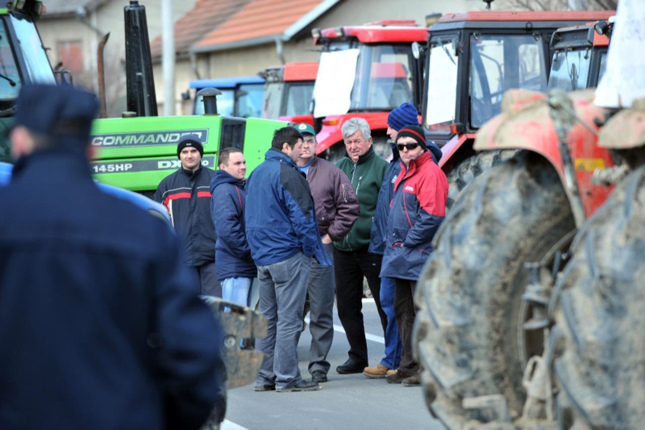 '07.03.2011. Poljanec, Poljoprivrednici ludbreske podravine traktorima su izasli na prosvijed i blokirali drzavnu cestu D-2 Photo: Marko Jurinec/PIXSELL'