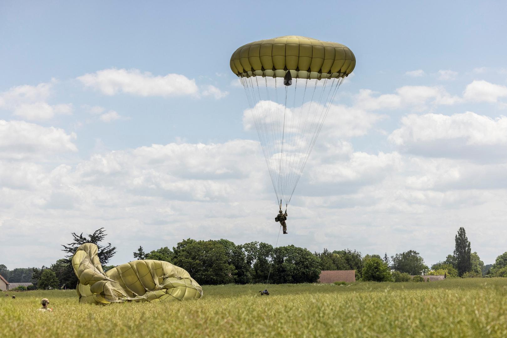 Paratroopers jump into Normandy to pay tribute to the soldiers who parachuted in on D-Day, in Sannerville, Normandy, France, June 5, 2024. UK MOD Crown copyright 2024/Handout via REUTERS    THIS IMAGE HAS BEEN SUPPLIED BY A THIRD PARTY NO RESALES. NO ARCHIVES MANDATORY CREDIT. PICTURE MUST BE USED FOR OFFICIAL MOD PURPOSES ONLY AND USED IN CONTEXT Photo: UK MOD Crown copyright 2024/REUTERS