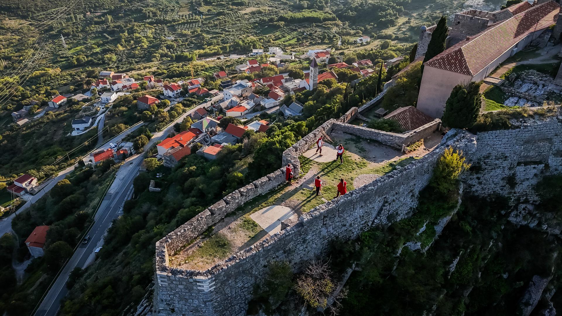 U jednom od najvećih HBO-ovih projekata ova je impresivna utvrda predstavljala grad Meereen u koji Khaleesi Daenerys Targaryen sa svojom vojskom dolazi u četvrtoj sezoni.