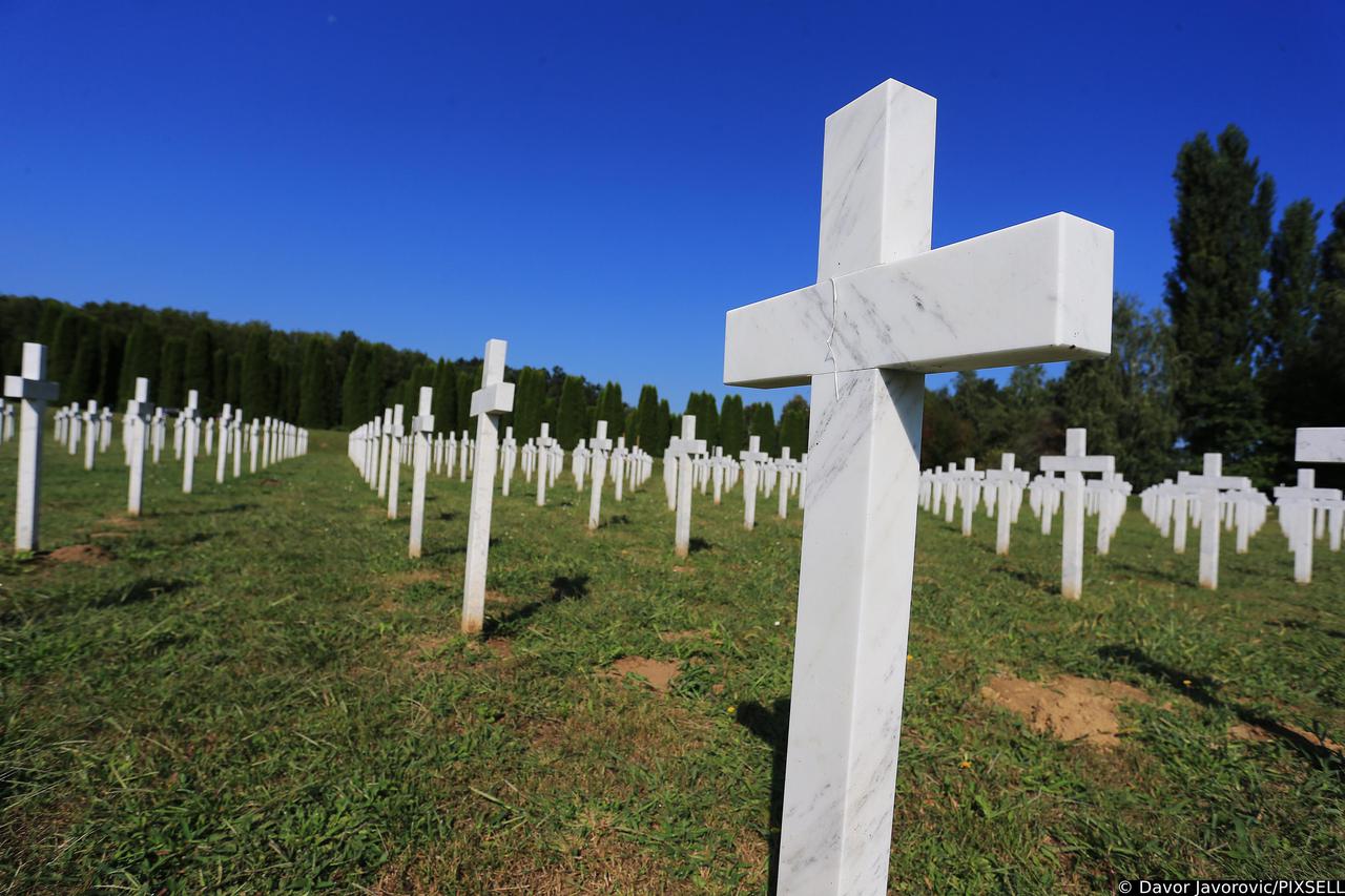 Vukovar: Polaganjem vijenaca na Memorijalnom groblju obilježen Dan vukovarskih branitelja