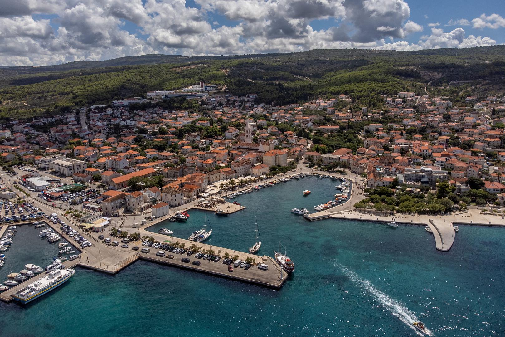 Otok ima i poludivlje konje koji se nalaze na visoravnima istočnog dijela otoka te koji slobodno žive. 
