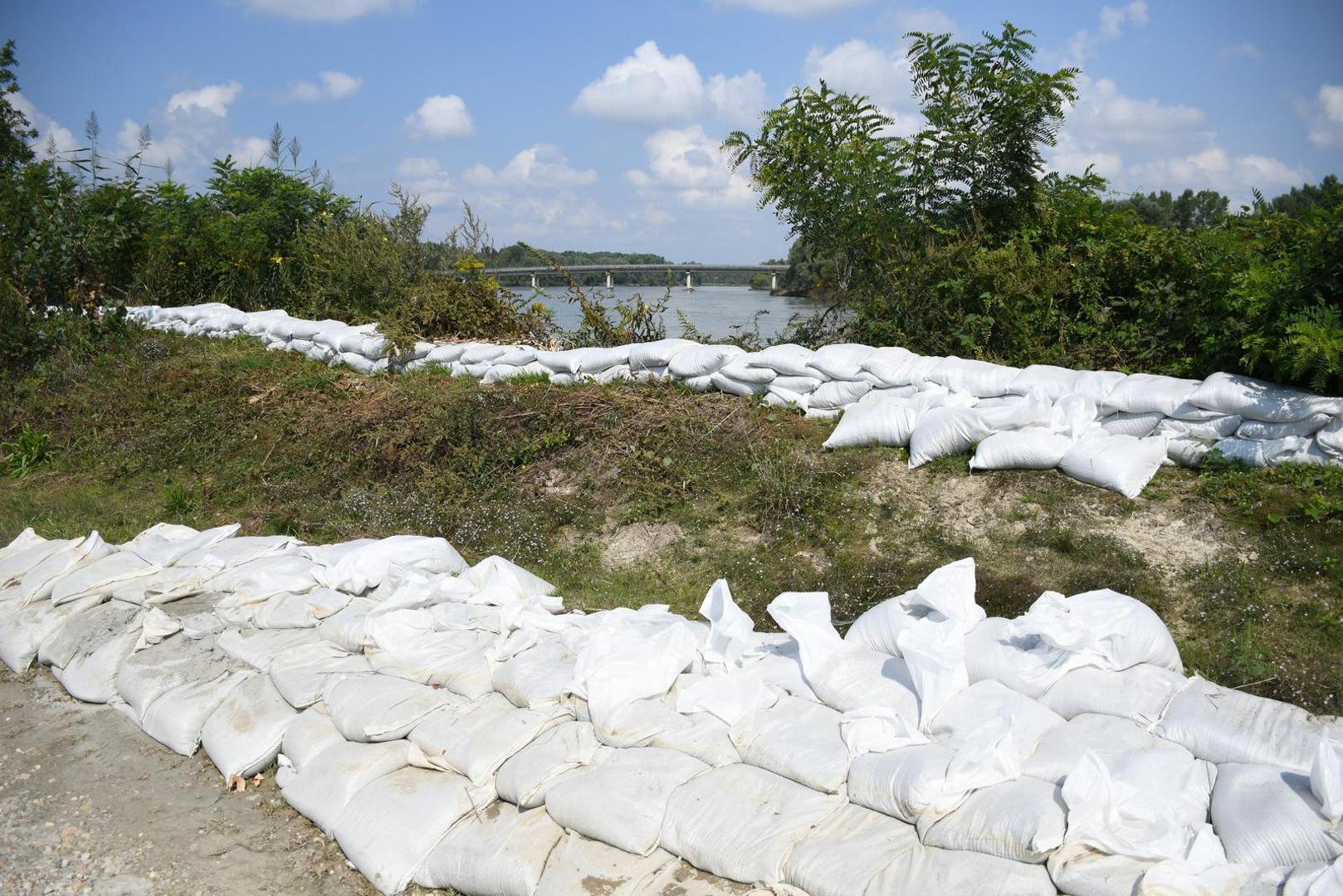 18.08.2023., Repas - Iako se Drava vratila u svoje korito i  deseti dan nakon poplave s obje njezine obale u mjestu Repas jos uvjek su vidljive razorne posljedice. Premda se sve polako vracva u normalu jos uvijek kao da vlada izvanredno stanje, zecji nasipi i dalje stoje radi prevencije, dio lokalnih sljuncanih cesta koje vode do vikendicca su unistene, neke vikendice su i dalje okruzene vodom, dok su i poljoprivredne kulture jos uvijek potopljene jer se voda i dalje zadrzava. Photo: Damir Spehar/PIXSELL