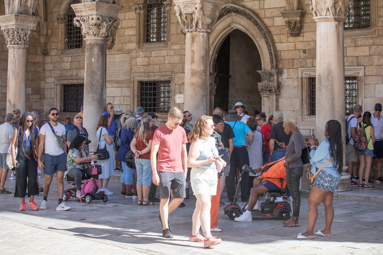 Iako je početak listopada Dubrovnik i dalje vrvi turistima