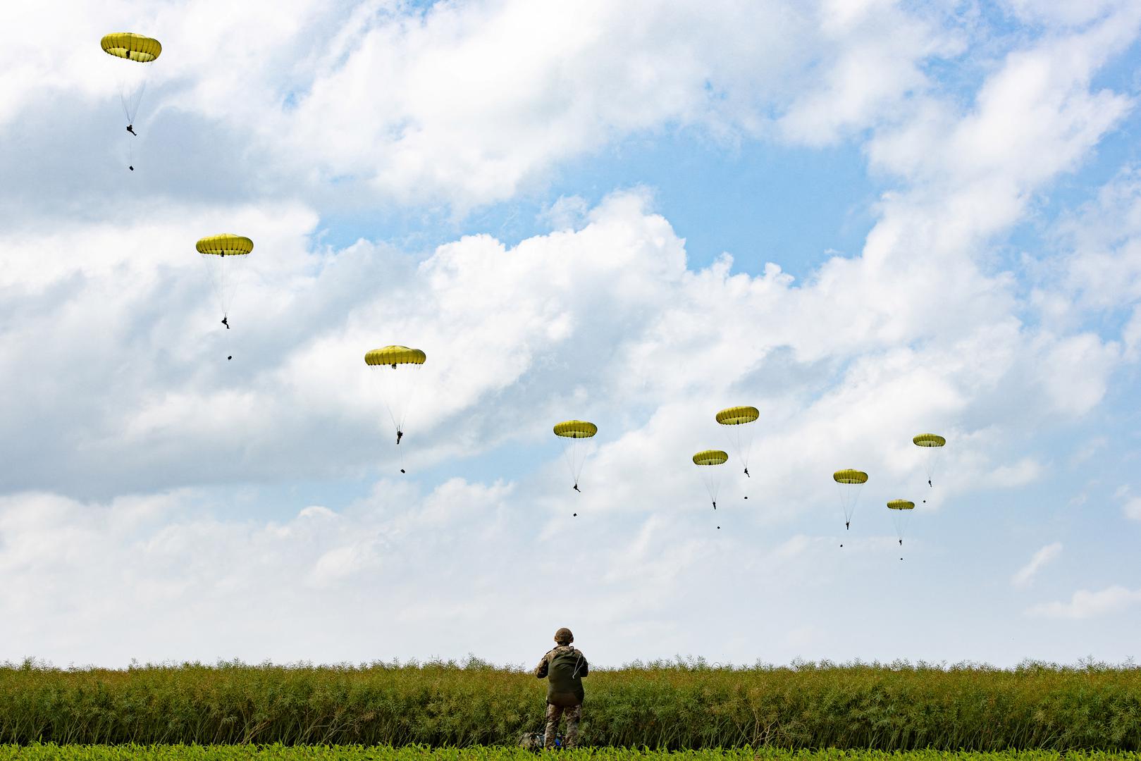 Paratroopers jump into Normandy to pay tribute to the soldiers who parachuted in on D-Day, in Sannerville, Normandy, France, June 5, 2024. UK MOD Crown copyright 2024/Handout via REUTERS    THIS IMAGE HAS BEEN SUPPLIED BY A THIRD PARTY NO RESALES. NO ARCHIVES MANDATORY CREDIT. Photo: UK MOD Crown copyright 2024/REUTERS