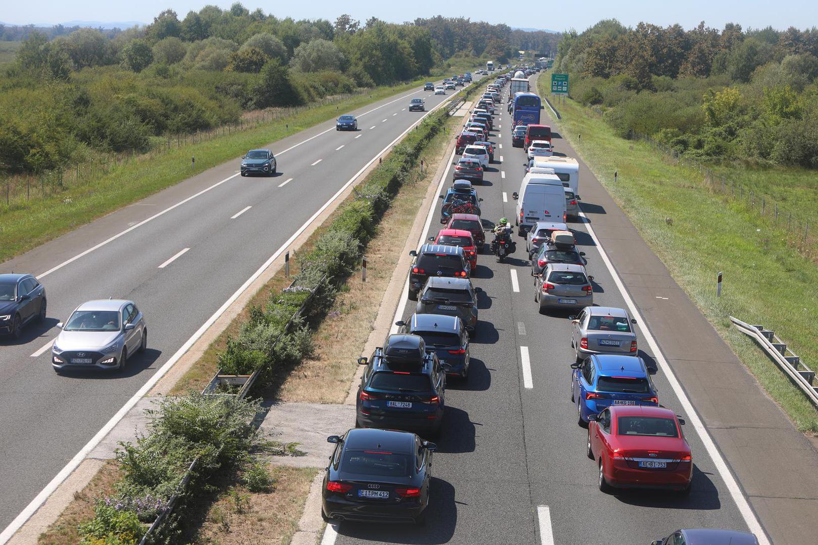 Pojačan je promet na većini cesta u smjeru mora i unutrašnjosti, osobito na autocestama, piše HAK.

