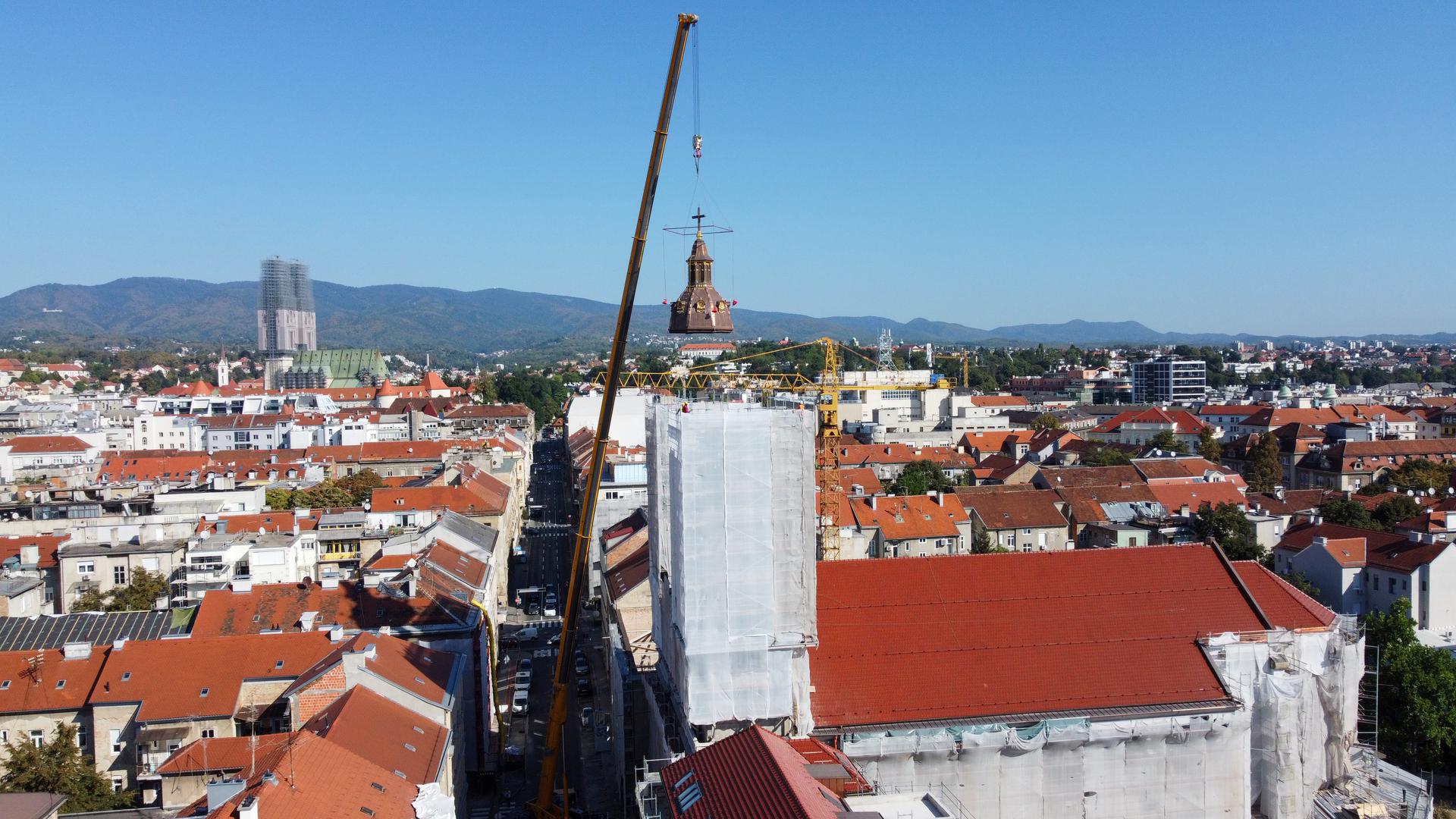 – Ovime pokazujemo da nismo stali s radovima, idemo dalje s konstrukcijskom obnovom. U planu nam je da kroz sljedeću godinu osposobimo baziliku, da je dovedemo u funkciju kako bismo mogli pustiti vjernike unutra, ali i održavati liturgijska slavlja te koncerte – kazao je pater Damir Kočiš. 