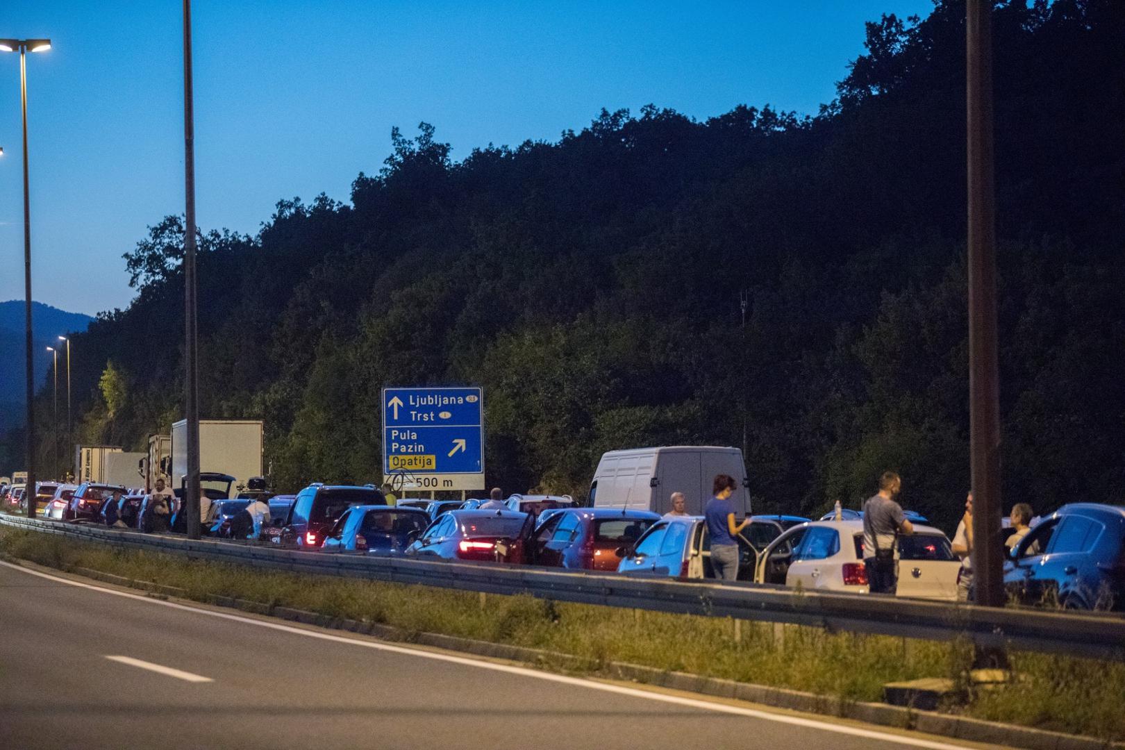 Prema prvim informacijama u nesreći je sudjelovao samo jedan automobil riječkih registarskih oznaka koji glasi na 50-godišnjeg Riječanina.