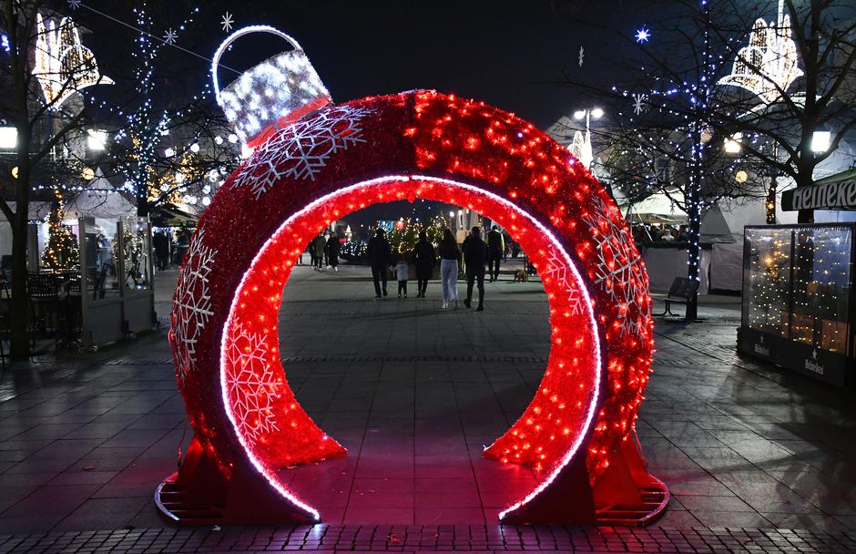 Paljenjem prve svije?e zapo?eo je Advent u Slavonskom Brodu