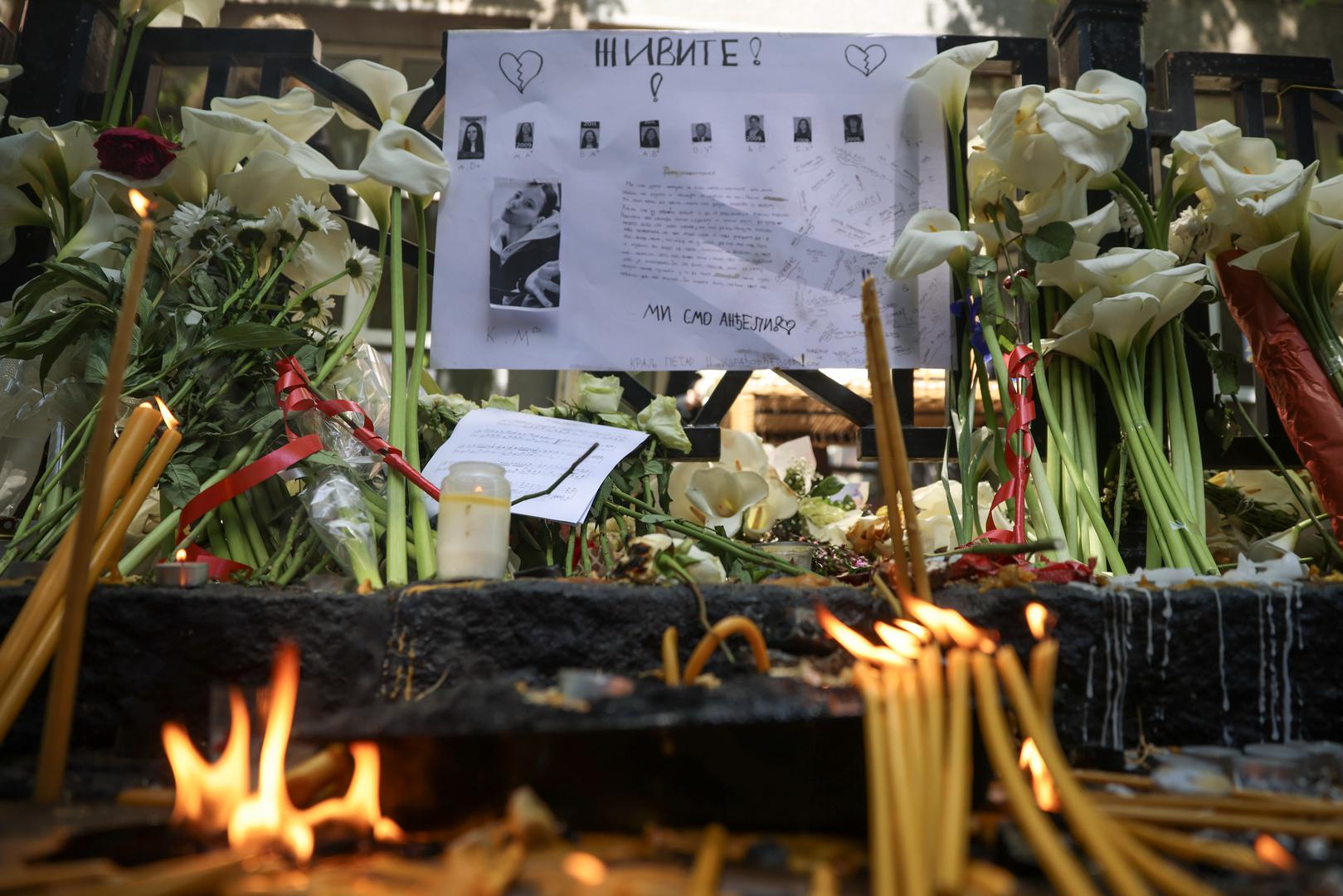 07.05.2023., Beograd, Srbija - Veliki broj gradjana dosao je ispred osnovne skole "Vladislav Ribnikar”, kako bi se upisao u knjigu zalosti. Photo: Armin Durgut/PIXSELL