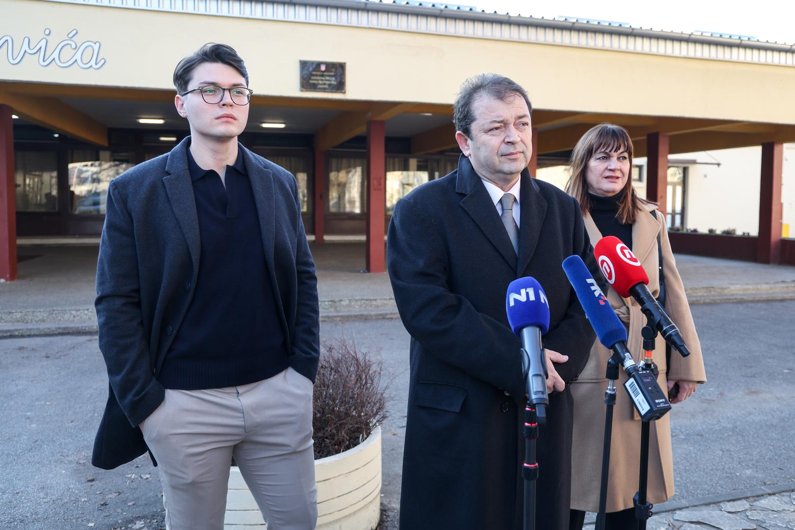 29.12.2024., Zagreb - Predsjednicki kandidat Tomislav Jonjic u prisustvu supruge i sina dao je izjavu medijima nakon glasovanja na predsjednickim izborima u OS Ivana Mestrovica. Photo: Igor Kralj/PIXSELL