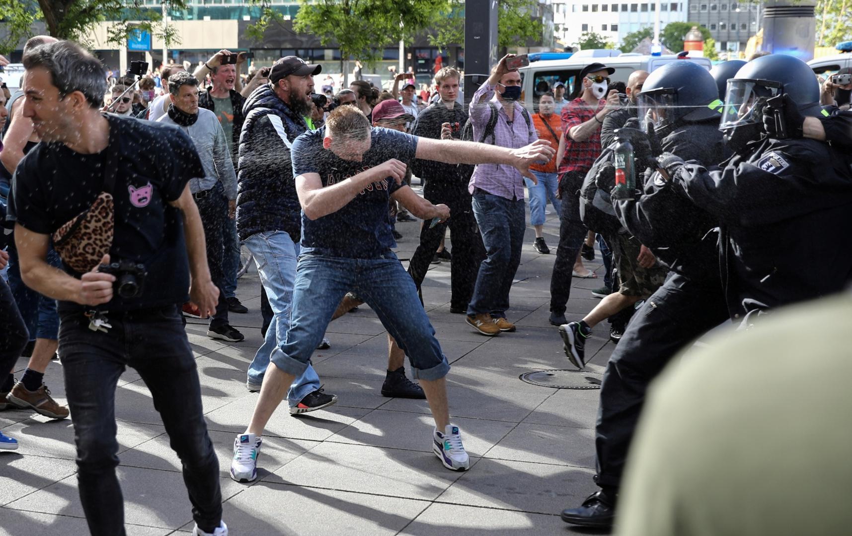 FILE PHOTO: Protest during the coronavirus disease (COVID-19) outbreak in Berlin FILE PHOTO: Police officers pepper spray protesters during a demonstration at Alexanderplatz, amid the spread of the coronavirus disease (COVID-19), in Berlin, Germany, May 9, 2020. REUTERS / Christian Mang/File Photo Christian Mang