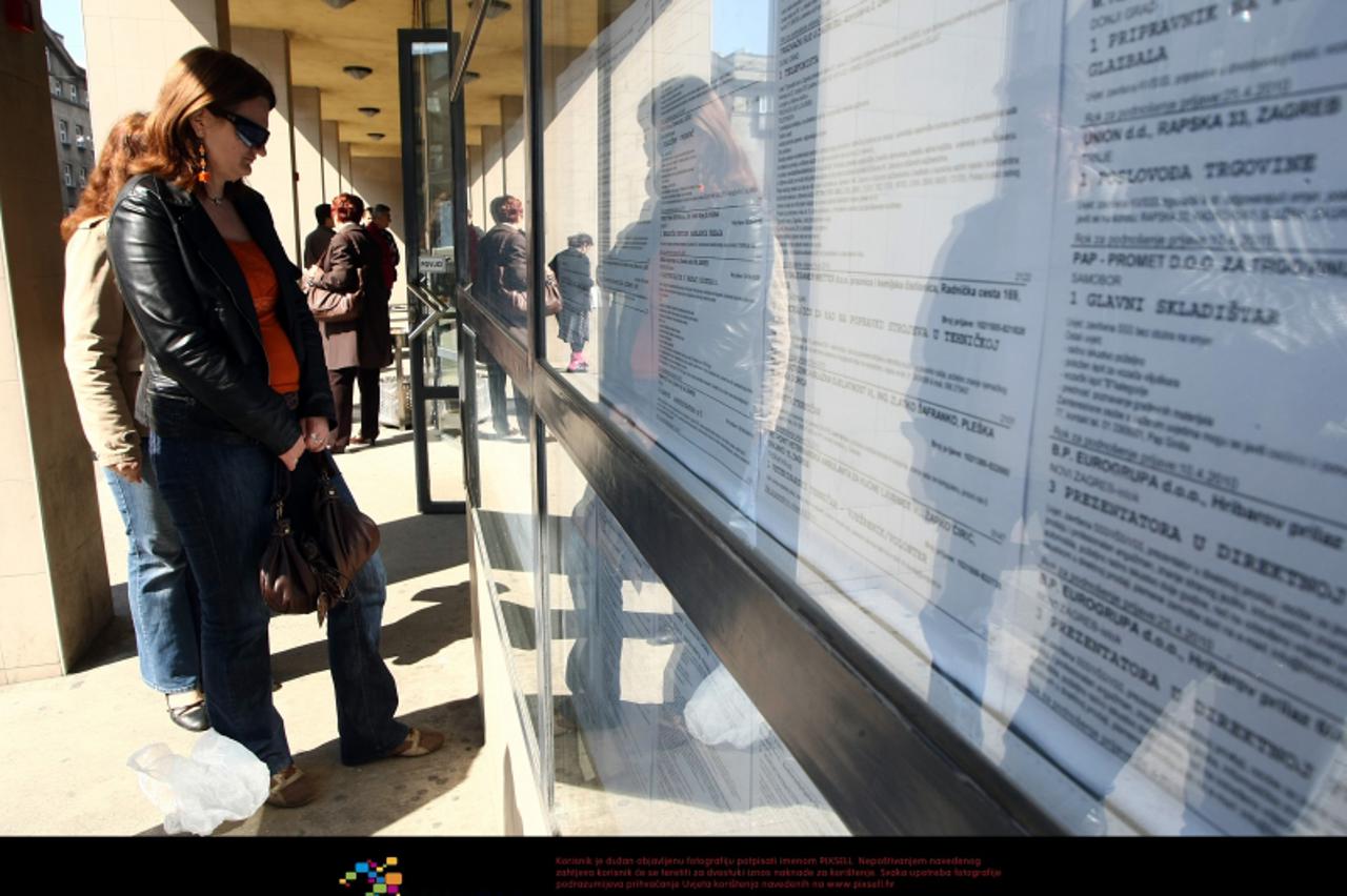 '07.04.2010., Zagreb - Hrvatski zavod za zaposljavanje,podrucna sluzba Zagreb u Zvonimirovoj ulici 15. Gradjani citaju oglase za posao . Photo: Jurica Galoic/PIXSELL'