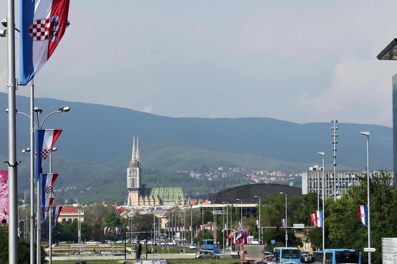 Hrvatske zastave na Mostu slobode u Zagrebu