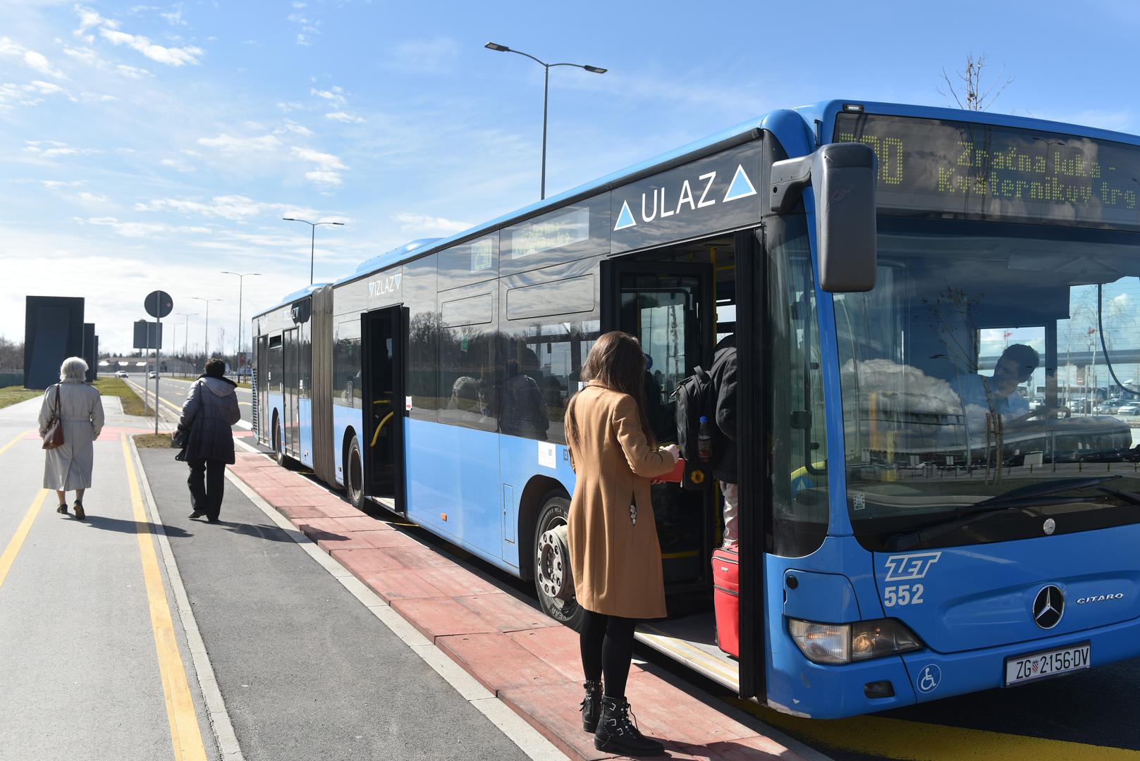 Veliki je problem što autobus gotovo nikada na stanicu ne dođe po voznom redu, koji zbunjuje putnike