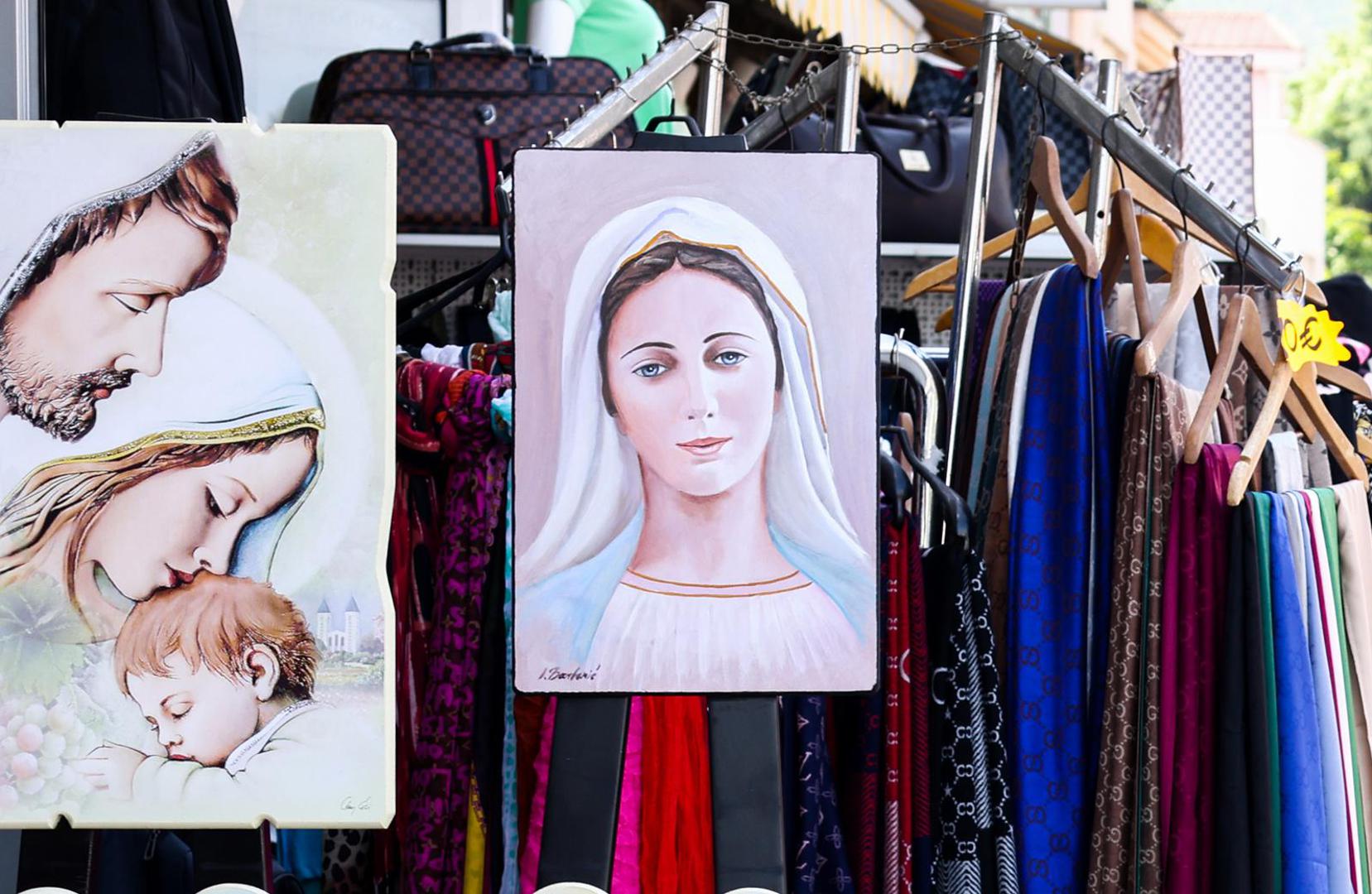 24.06.2023 Medjugorje, Bosna i Hercegovina - Hodocasnici iz cijeloga svijeta pristizu u Medjugorje kako bi nazocili 42. godisnjici Gospinog ukazanja. Photo: Denis Kapetanovic/PIXSELL