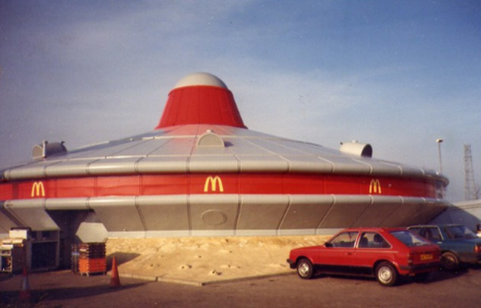 McDonald's koji izgleda kao leteći tanjur u Velikoj Britaniji.