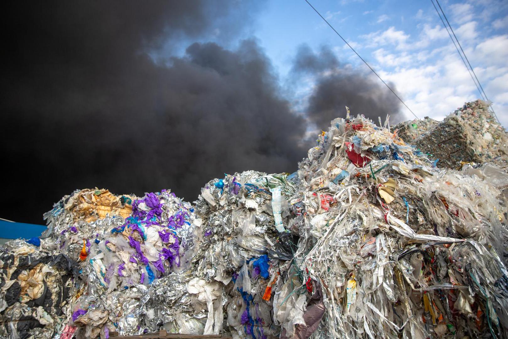 04.10.2022., Osijek - U pogonu osjecke tvrtke "Drava international" kod prigradskog naselja Brijest u srijedu poslije ponoci doslo je do pozara uskladistene plastike na otvorenom prostoru Photo: Borna jaksic/PIXSELL