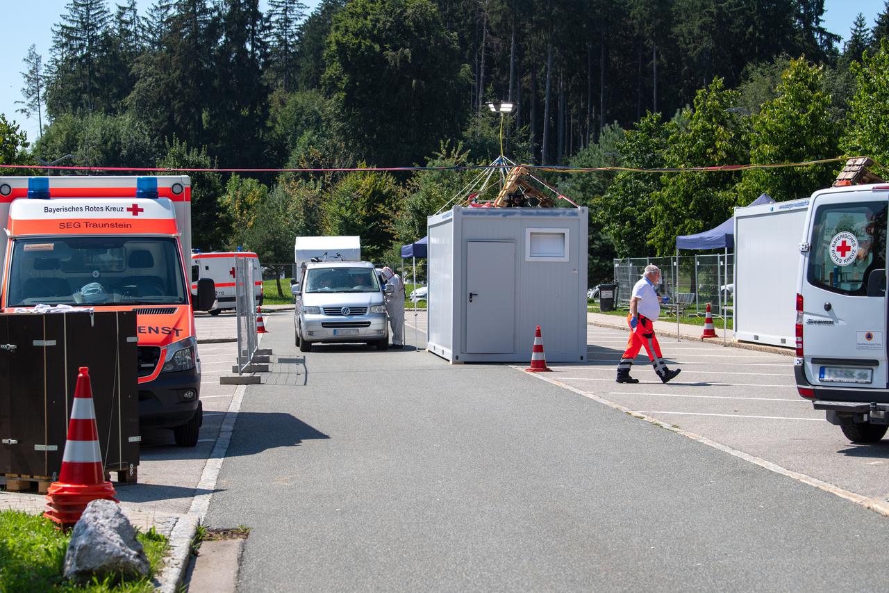 THEMENBILD, Corona Screening für Reisende an der A8 in Bayern