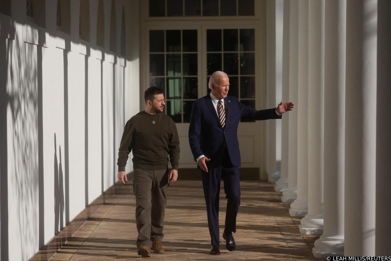 U.S. President Joe Biden and Ukraine's President Volodymyr Zelenskiy walk down the Colonnade to the Oval Office at the White House in Washington, U.S., December 21, 2022. REUTERS/Leah Millis Photo: LEAH MILLIS/REUTERS