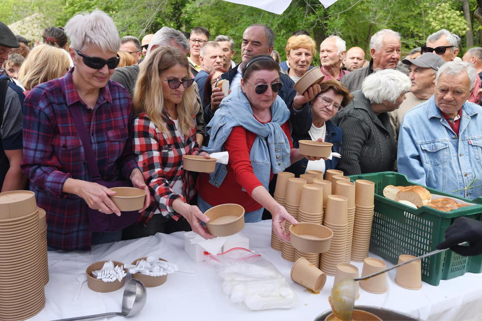 01.05.2023., Skradinski buk - Tradicionalna podjela graha u Nacionalnom parku Krka povodom Medjunarodnog praznika rada privukla veliki broj posjetitelja. Photo: Hrvoje Jelavic/PIXSELL