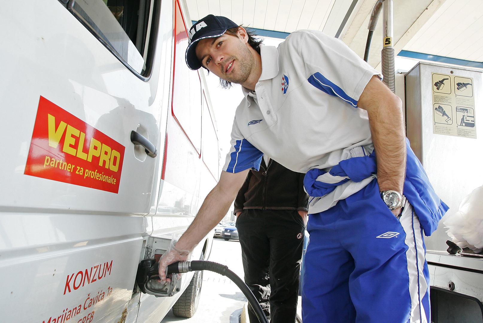 12.03.2007., Zagreb - Igraci GNK Dinama na Ininoj bezinskoj pumpi kod Spanskog toce gorivo automobilima. Mihael Mikic Photo: Jurica Galoic/PIXSELL