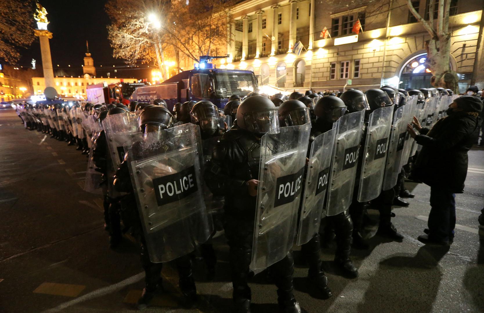 A person addresses police officers, who stand guard outside the parliament building during a rally against the "foreign agents" law in Tbilisi, Georgia, March 8, 2023. REUTERS/Irakli Gedenidze Photo: IRAKLI GEDENIDZE/REUTERS