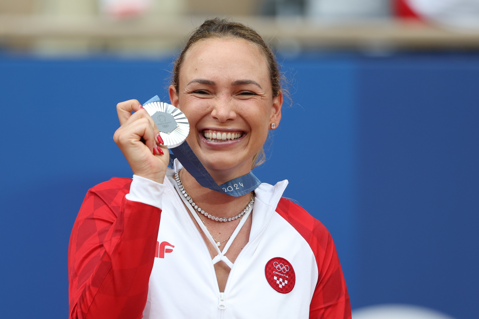 Najbolja hrvatska tenisačica Donna Vekić osvojila je srebrnu medalju na olimpijskom turniru u Roland Garrosu, gdje ju je u finalnom dvoboju pojedinačne konkurencije na pariškoj crvenoj zemlji pobijedila sedma igračica svijeta Zheng Qinwen sa 6-2, 6-3. 

