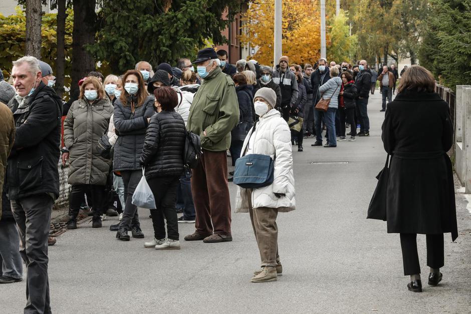 Zagreb: Građani u redu čekaju na cijepljenje u Gajnicama