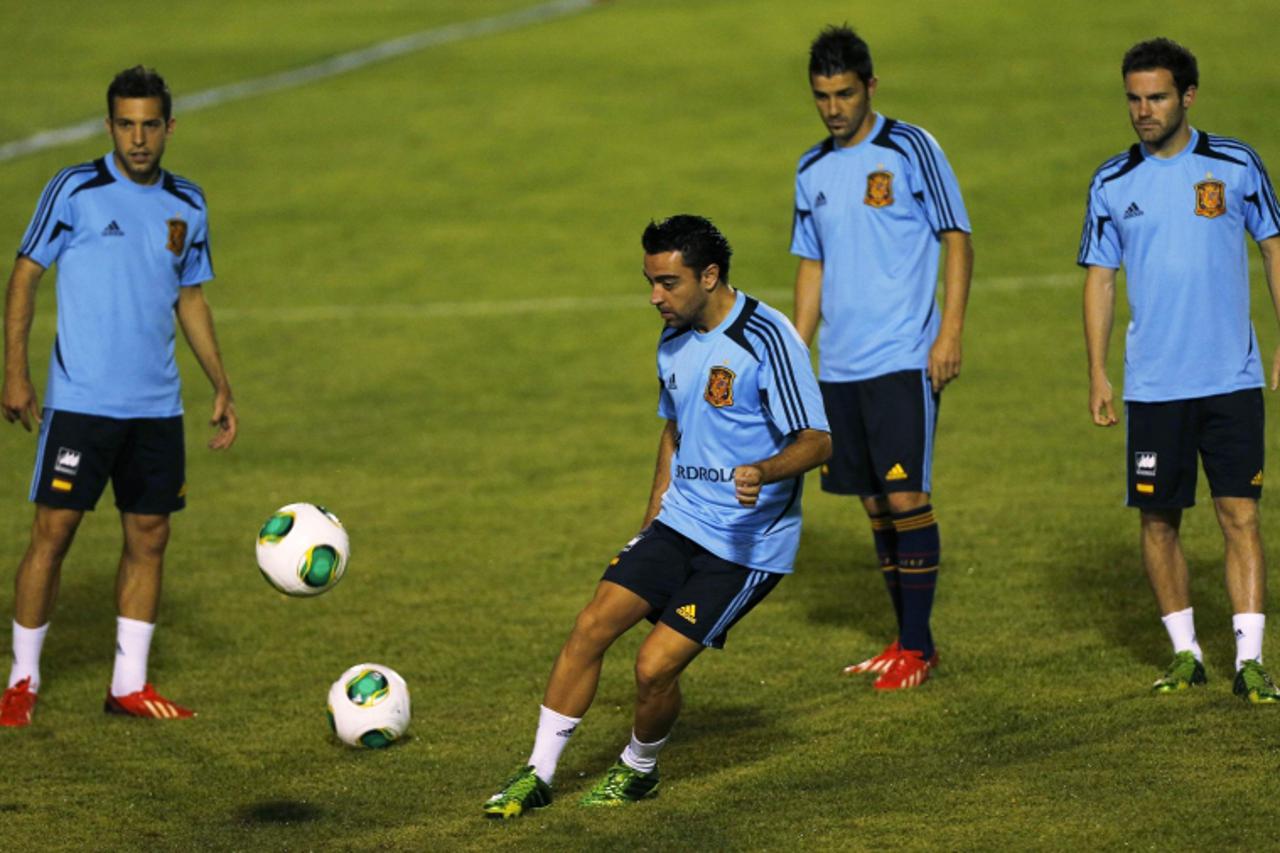 'Spain\'s national soccer team players Jordi Alba (L-R), Xavi Hernandez, David Villa and Juan Mata attend a training session at Fortaleza city, June 25, 2013. Spain will play their Confederations Cup 