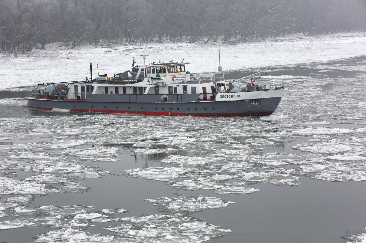 2017. Dunav se zaledio, Hrvati pozvali ma?arske ledolomce u pomo?